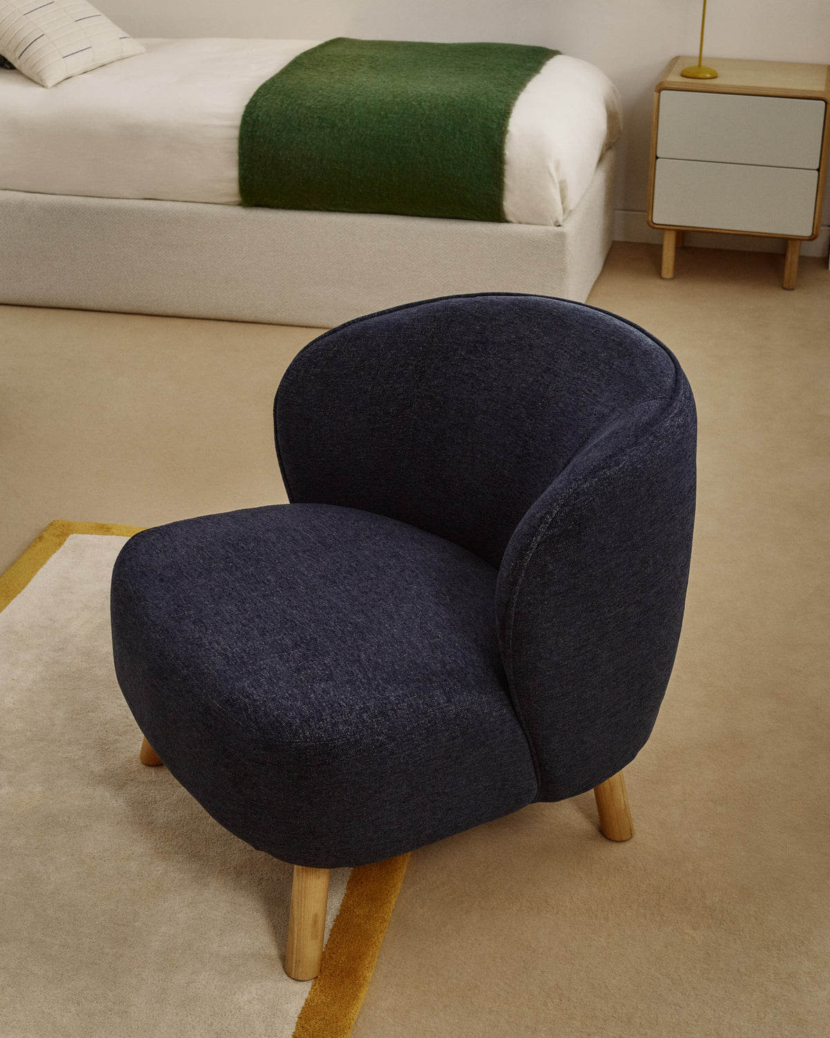 Sessel Ulit aus blau-grauem Chenille und Beinen aus massivem Buchenholz mit natürlichem Fi in Dunkelgrau präsentiert im Onlineshop von KAQTU Design AG. Sessel ist von Kave Home