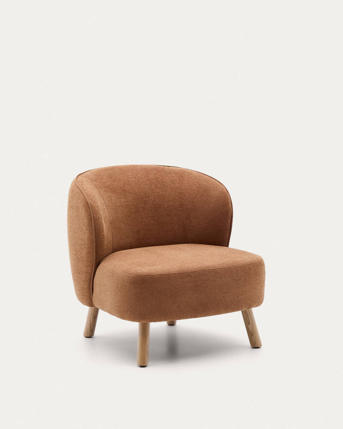 Sessel Ulit aus terrakottafarbener Chenille und Beinen aus massivem Buchenholz mit natürli in Terrakotta präsentiert im Onlineshop von KAQTU Design AG. Sessel ist von Kave Home