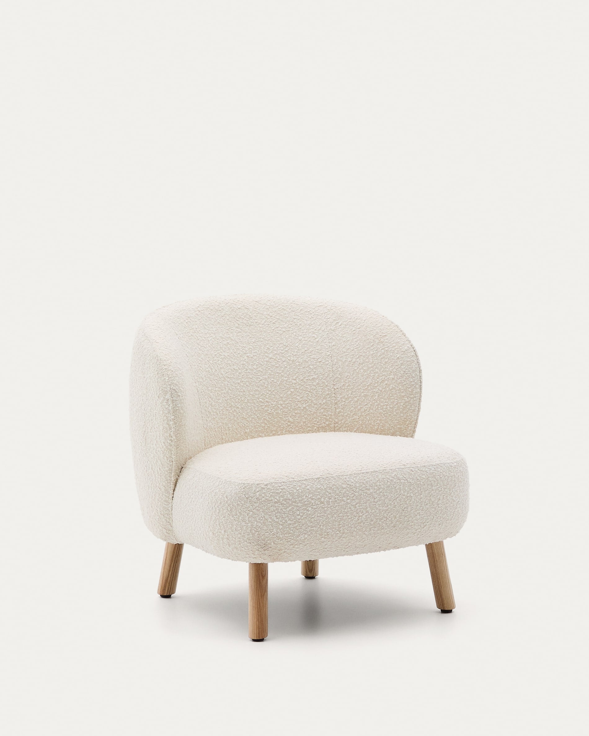 Ulit armchair made of <tc>wEIS</tc> sheepskin and solid beech wood legs with a natural finish