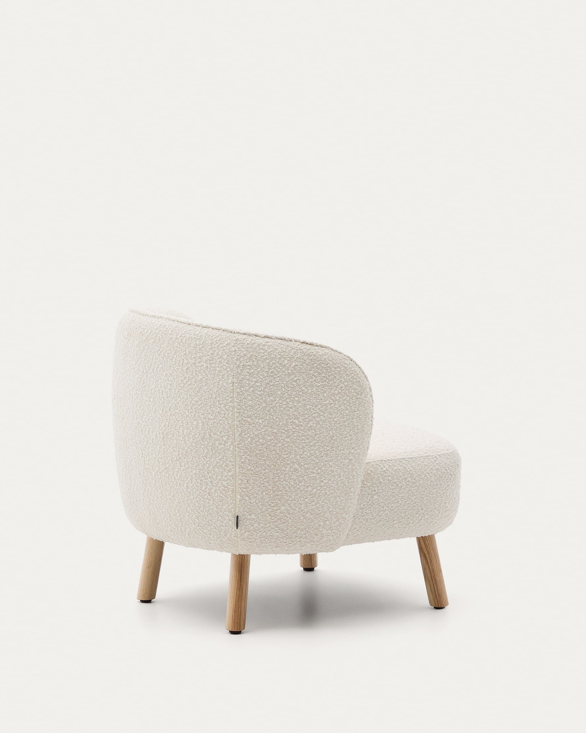 Ulit armchair made of <tc>wEIS</tc> sheepskin and solid beech wood legs with a natural finish
