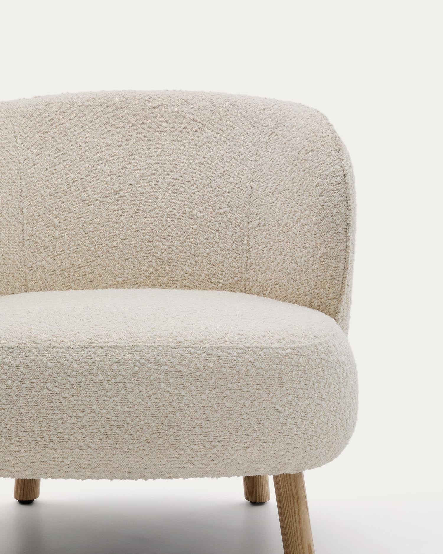 Ulit armchair made of <tc>wEIS</tc> sheepskin and solid beech wood legs with a natural finish
