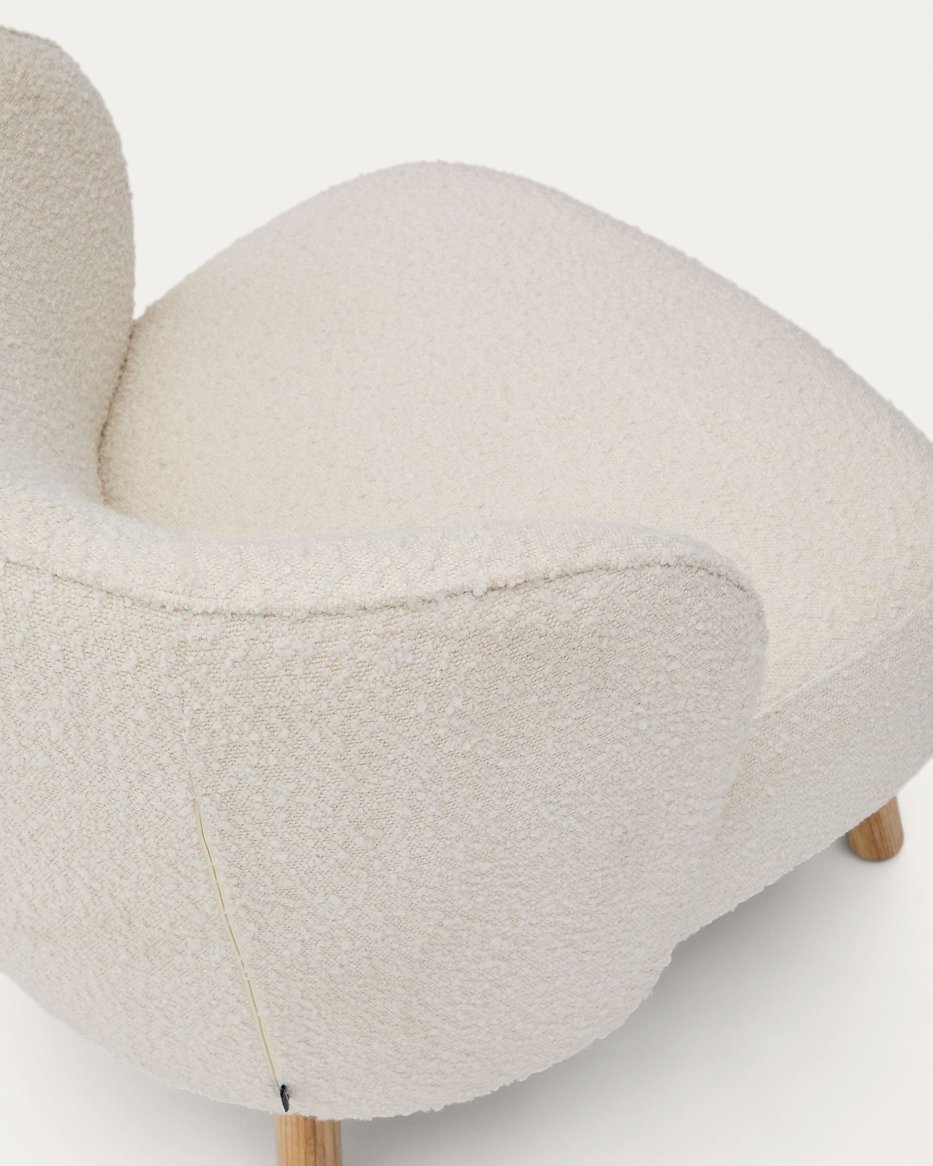 Ulit armchair made of <tc>wEIS</tc> sheepskin and solid beech wood legs with a natural finish