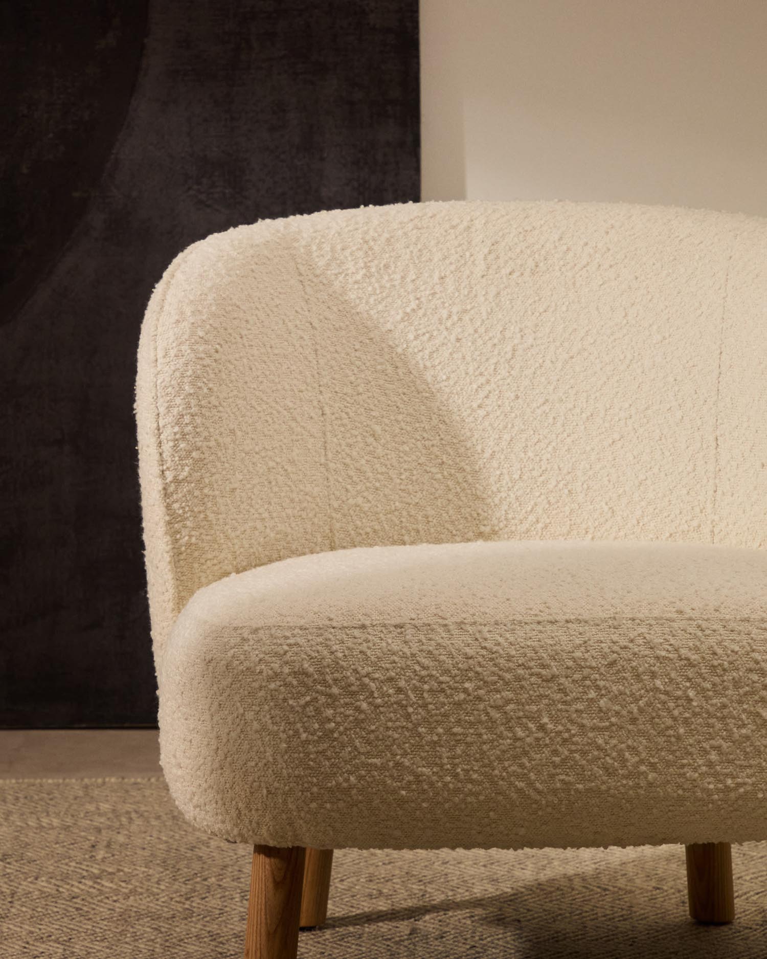 Ulit armchair made of <tc>wEIS</tc> sheepskin and solid beech wood legs with a natural finish