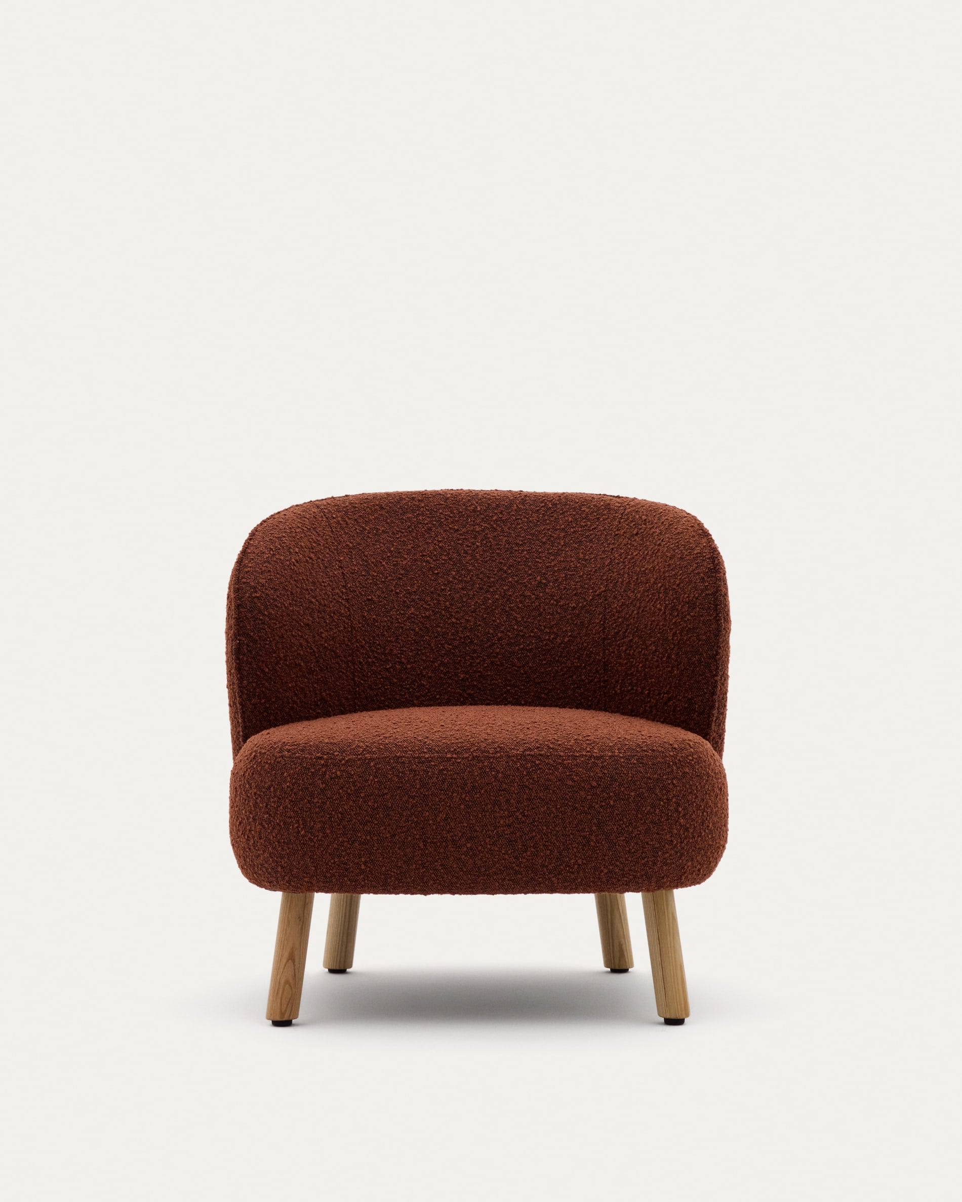 Ulit armchair made of terracotta<tc>ott</tc>a-colored sheepskin and legs made of solid beech wood with natural