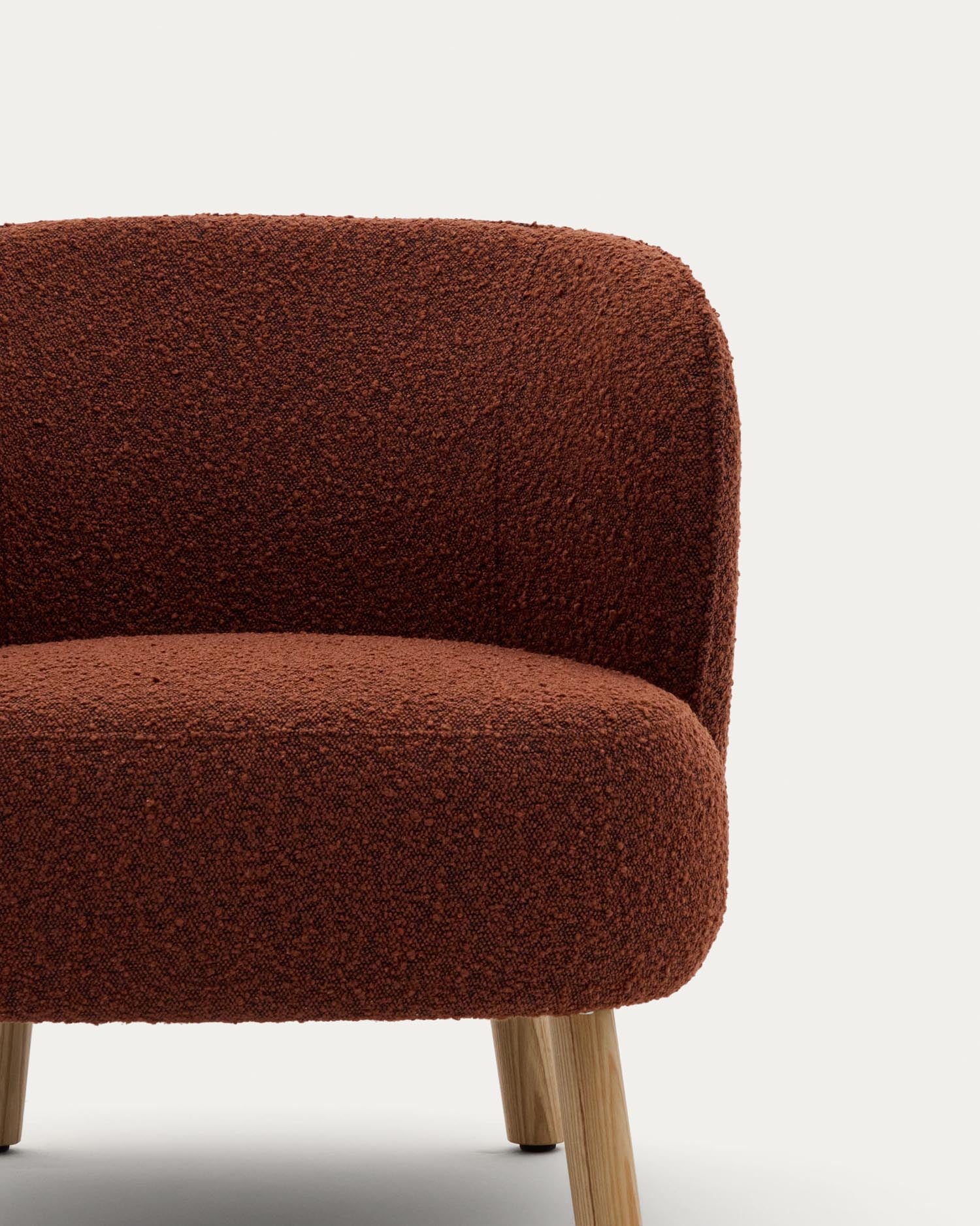 Ulit armchair made of terracotta<tc>ott</tc>a-colored sheepskin and legs made of solid beech wood with natural