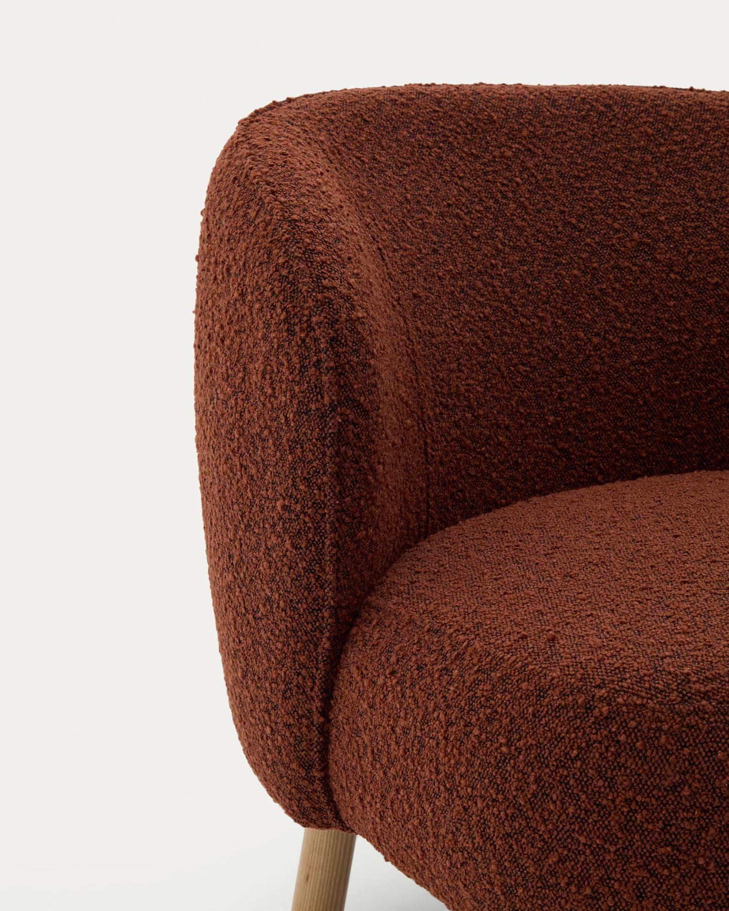 Ulit armchair made of terracotta<tc>ott</tc>a-colored sheepskin and legs made of solid beech wood with natural