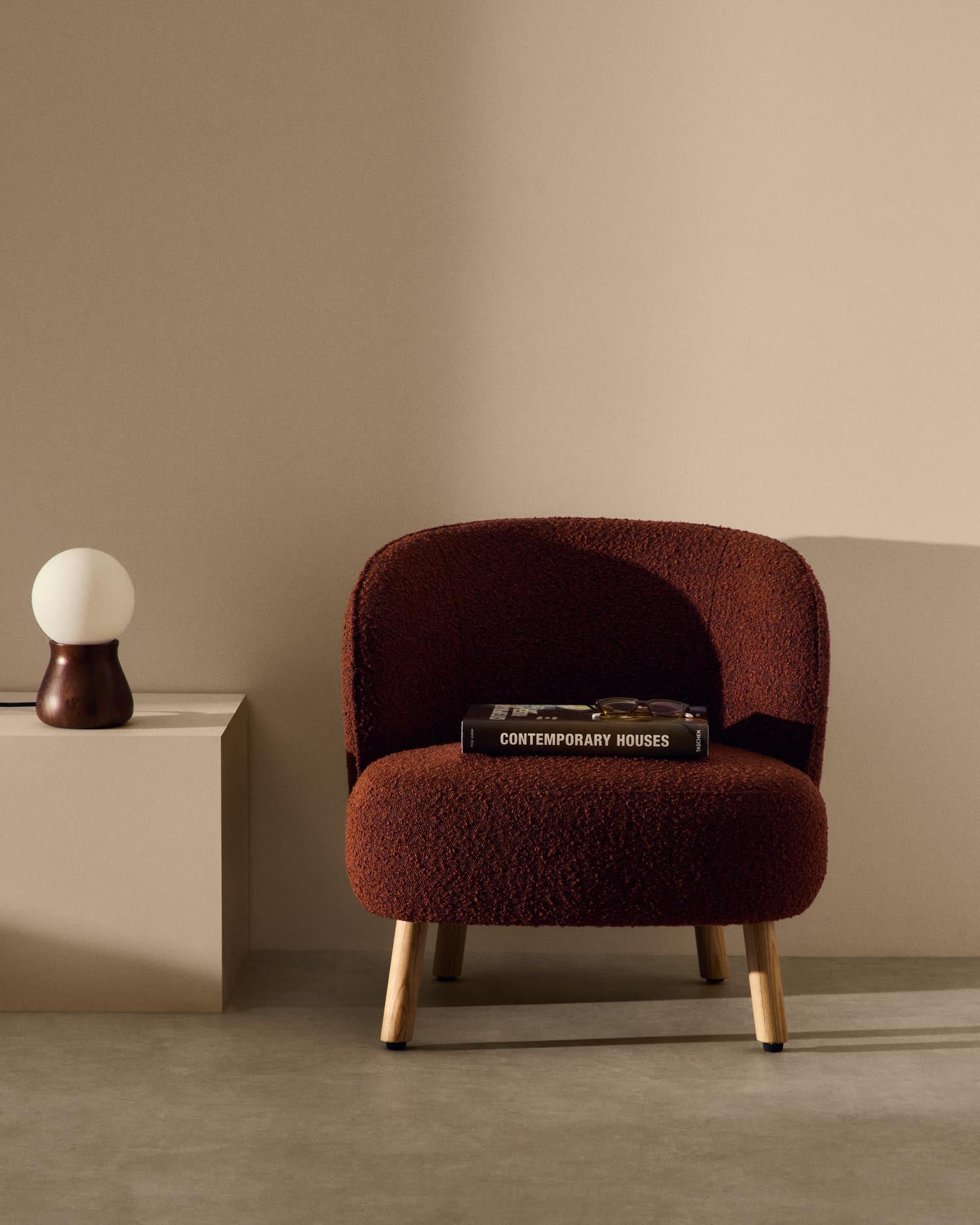 Ulit armchair made of terracotta<tc>ott</tc>a-colored sheepskin and legs made of solid beech wood with natural