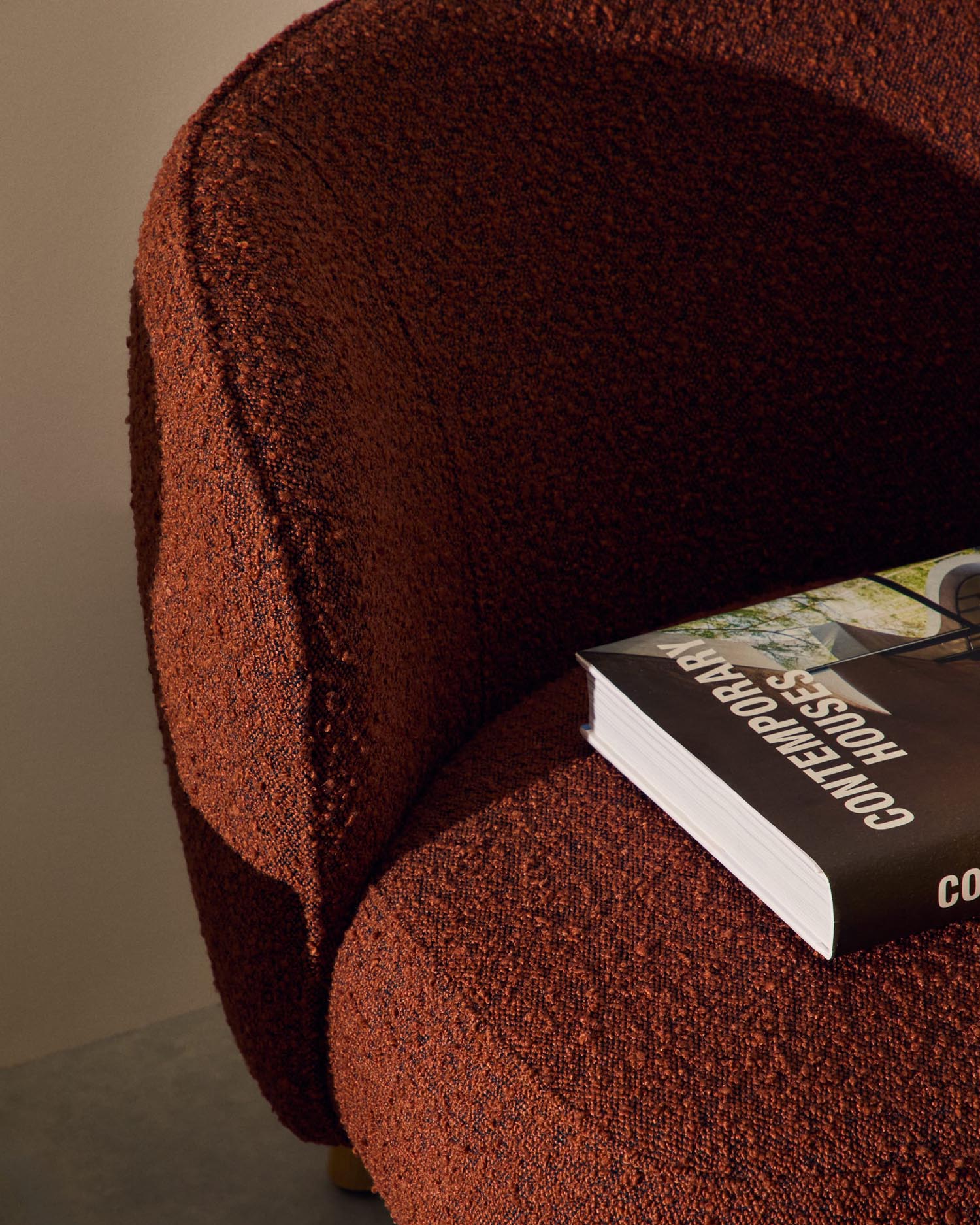 Ulit armchair made of terracotta<tc>ott</tc>a-colored sheepskin and legs made of solid beech wood with natural