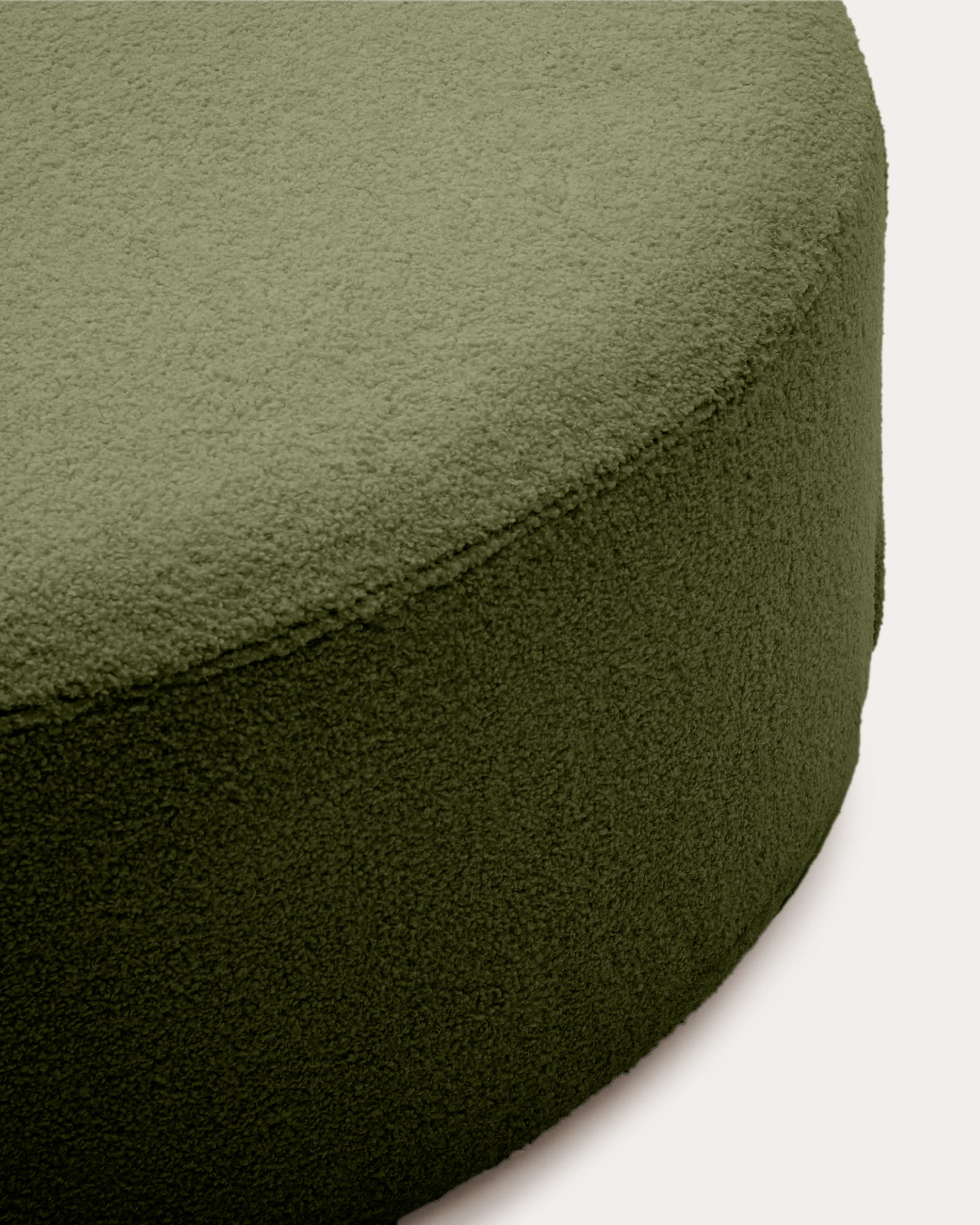 Eleganter Fusshocker Kaeli in grünem Bouclé, Ø 90 cm. Stilvoll, praktisch und nachhaltig – perfekt für jedes Zuhause.