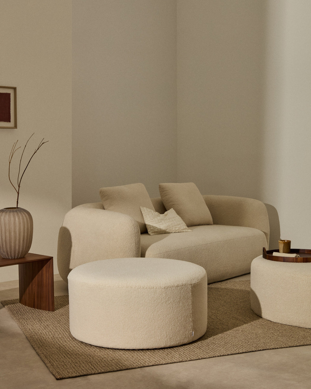 Fusshocker Kaeli mit abnehmbarem Bezug in Bouclé Farbe Écru Ø 90 cm in Ecru präsentiert im Onlineshop von KAQTU Design AG. Pouf ist von Kave Home