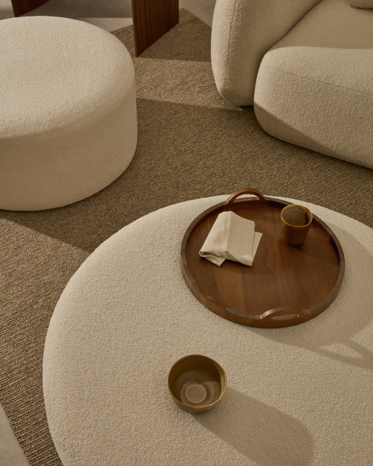 Fusshocker Kaeli mit abnehmbarem Bezug in Bouclé Farbe Écru Ø 90 cm in Ecru präsentiert im Onlineshop von KAQTU Design AG. Pouf ist von Kave Home