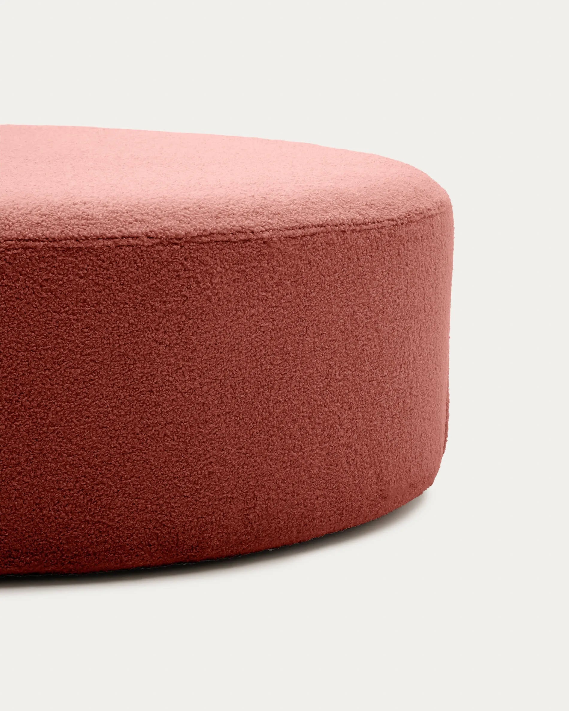 Fusshocker Kaeli, Ø 90 cm, terrakottafarben, Bouclé-Bezug abnehmbar, modernes Design, bequem und vielseitig von Kave Home.
