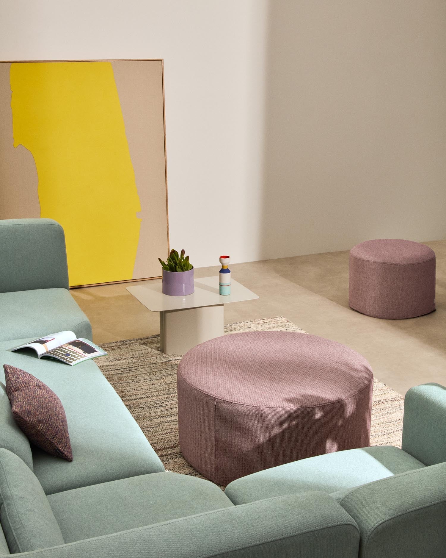 Fußablage mit abnehmbarem Bezug Kaeli violett Ø 90 cm in Lila präsentiert im Onlineshop von KAQTU Design AG. Hocker ist von Kave Home