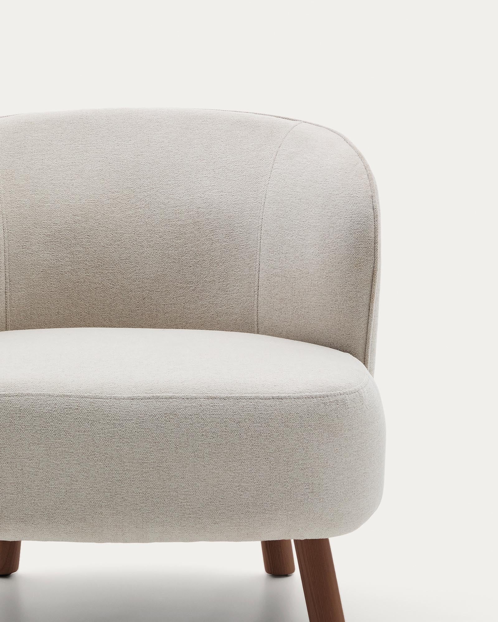 Eleganter Sessel Ulit in beiger Chenille, ausgestattet mit stabilen Eschenholzbeinen in Nussbaum-Finish, ideal für stilvolle Wohnräume.