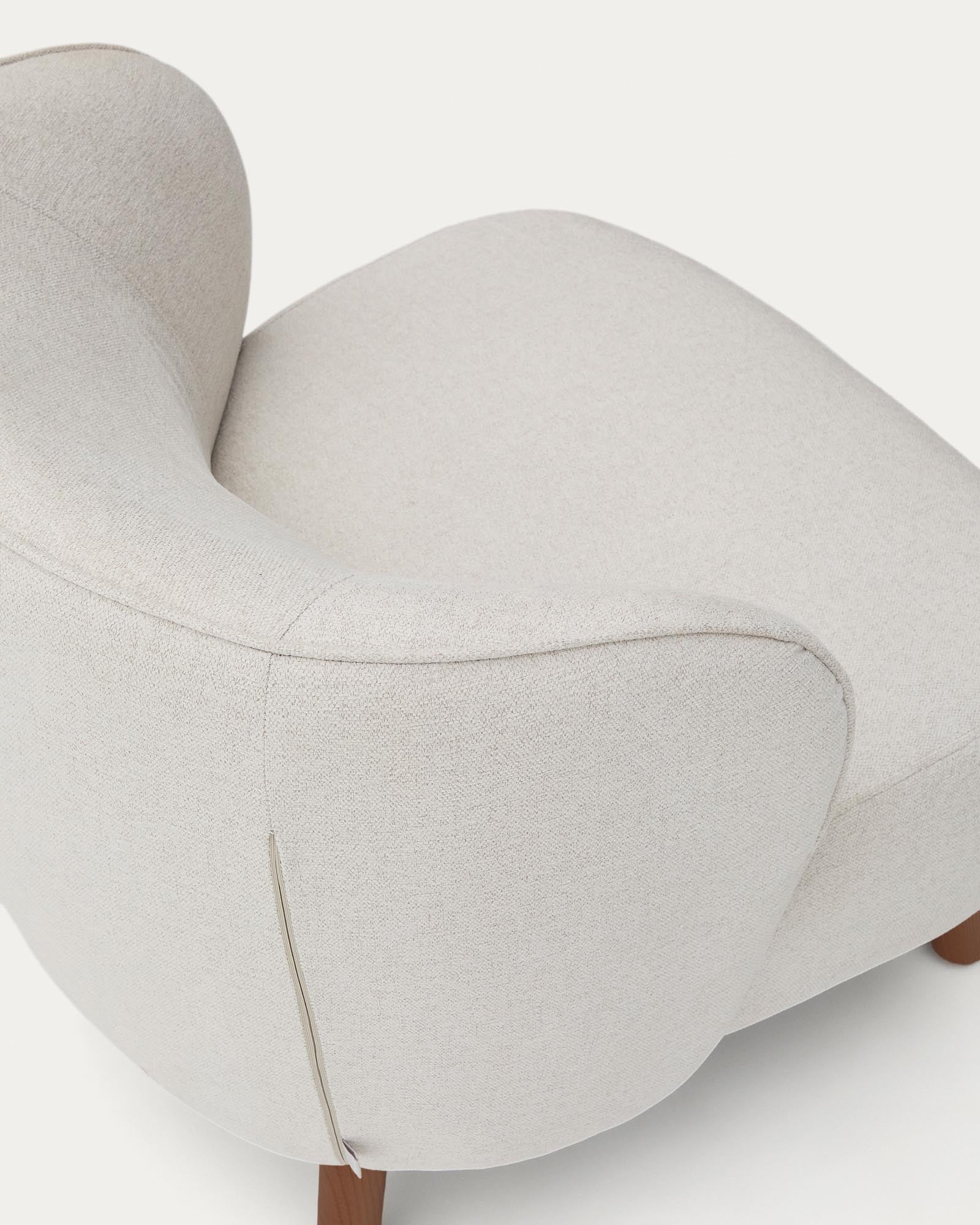 Eleganter Sessel Ulit in beigem Chenille, ausgestattet mit stabilen Eschenholzbeinen in Nussbaum-Finish, ideal für stilvolle Wohnräume.