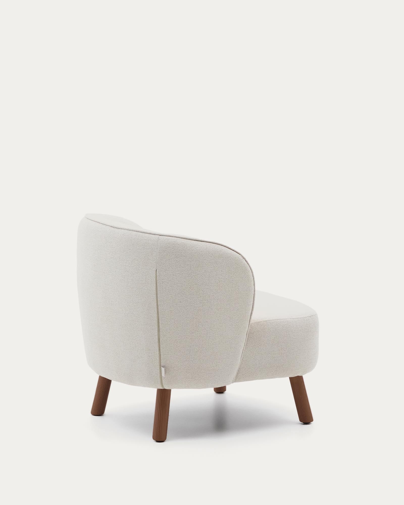 Beiger Chenille-Sessel Ulit mit robusten Eschenholzbeinen in Nussbaum-Finish, perfekt für moderne und gemütliche Wohnambiente.