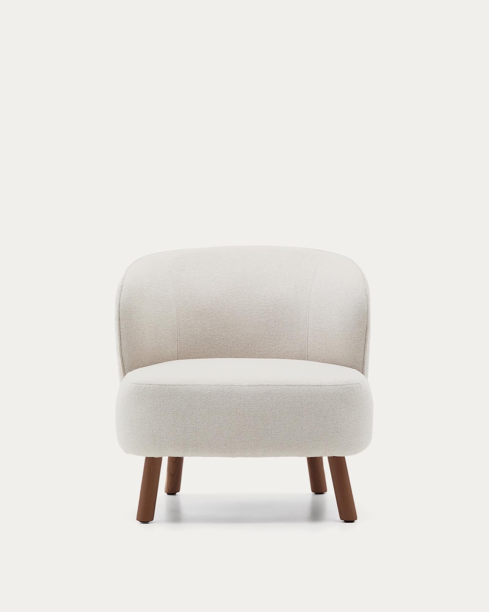 Eleganter Sessel Ulit in sanftem Beige aus Chenille, ausgestattet mit stabilen Eschenholzbeinen in edlem Nussbaum-Finish.
