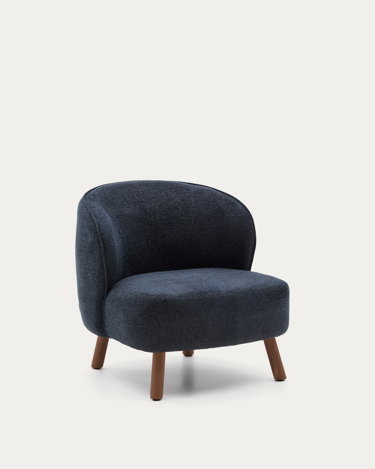 Sessel Ulit aus blaugrauer Chenille mit Beinen aus massivem Eschenholz mit Nussbaum-Finish in Dunkelblau präsentiert im Onlineshop von KAQTU Design AG. Sessel ist von Kave Home