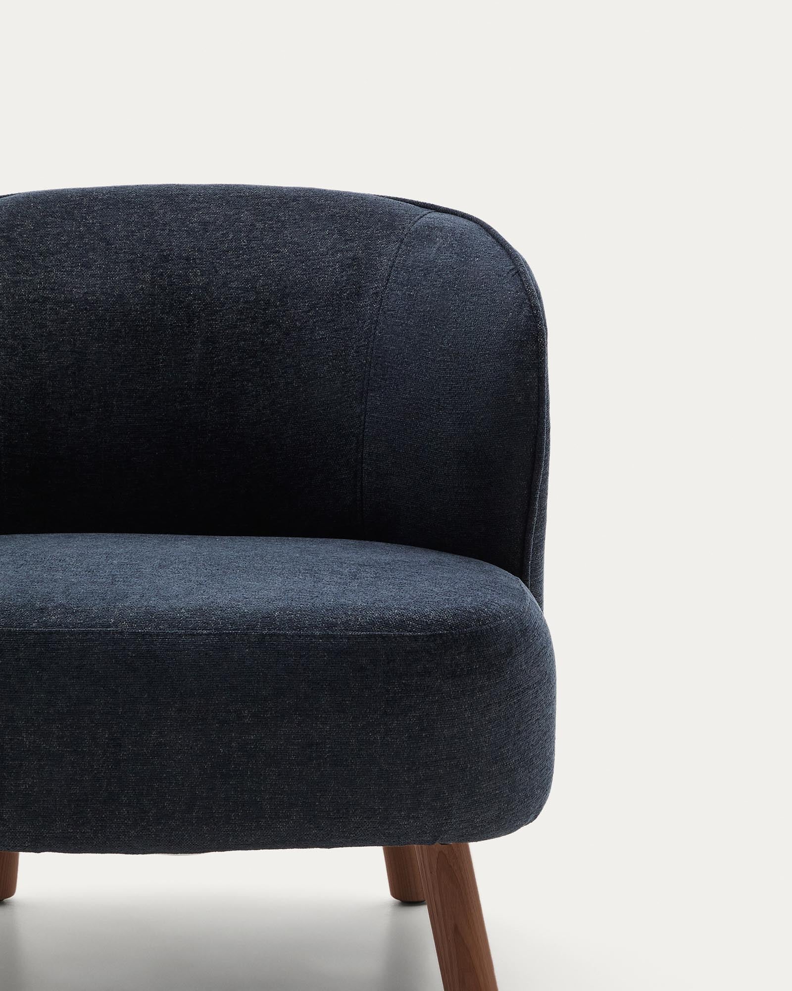 Eleganter Sessel Ulit in blaugrauer Chenille, ausgestattet mit stabilen Eschenholzbeinen in Nussbaum-Finish, ideal für stilvolle Wohnräume.