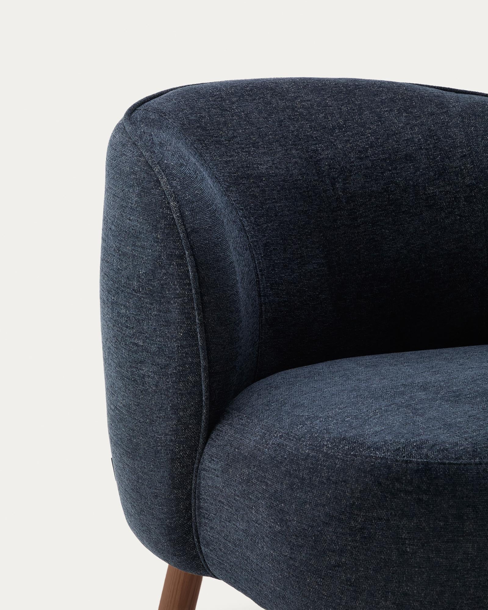 Moderner Sessel Ulit in sanftem Blaugrau aus Chenille, mit robusten Eschenholzbeinen in edlem Nussbaum-Finish, perfekt für jedes Zuhause.