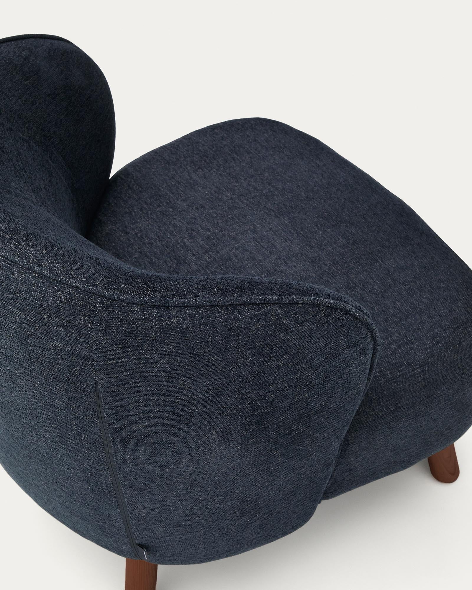 Eleganter Sessel Ulit in blaugrauer Chenille, ausgestattet mit stabilen Eschenholzbeinen in Nussbaum-Optik, ideal für stilvolle Wohnräume.