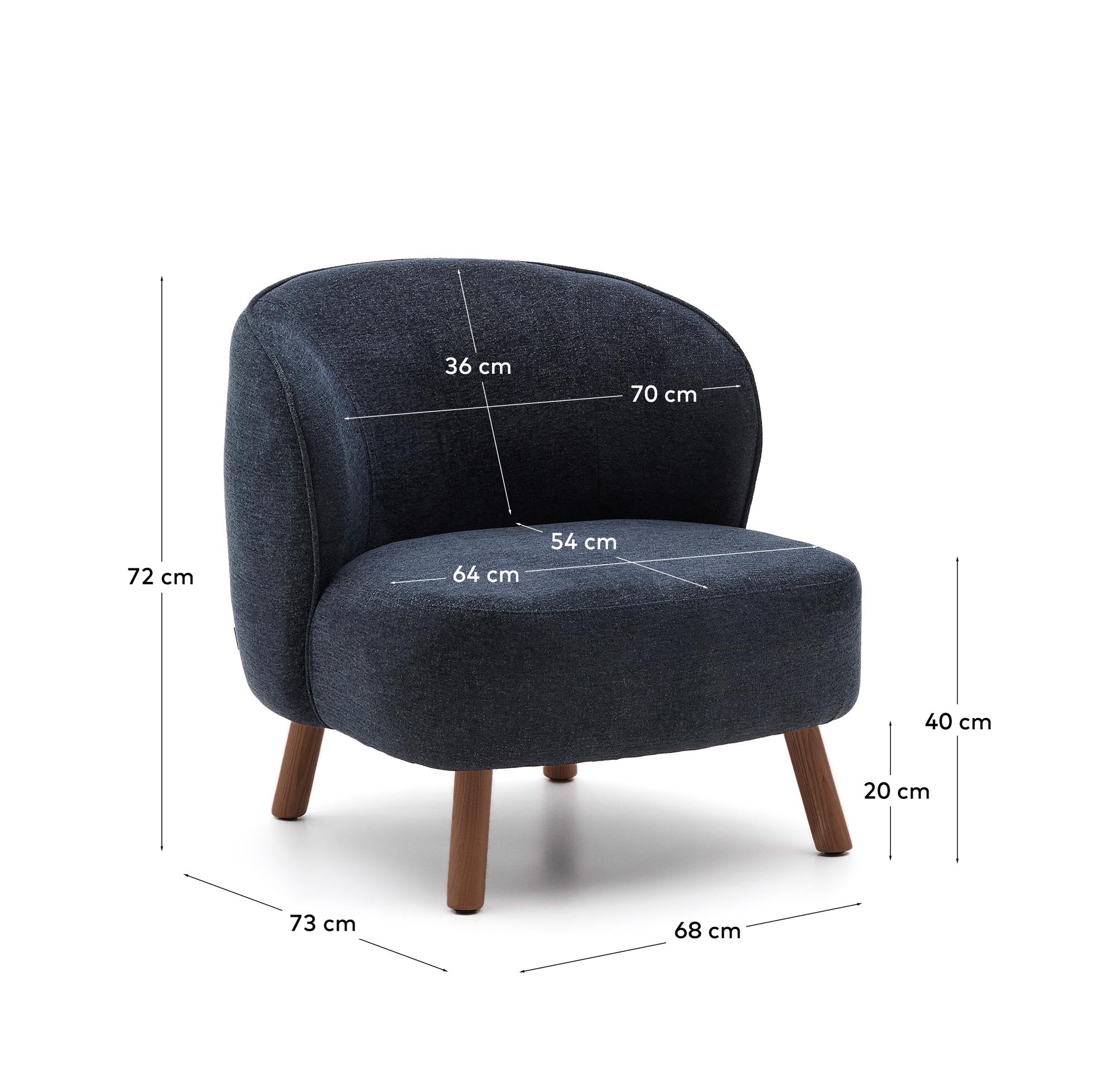 Eleganter Sessel Ulit in blaugrauer Chenille, ausgestattet mit stabilen Eschenholzbeinen in Nussbaum-Finish, ideal für stilvolle Wohnräume.