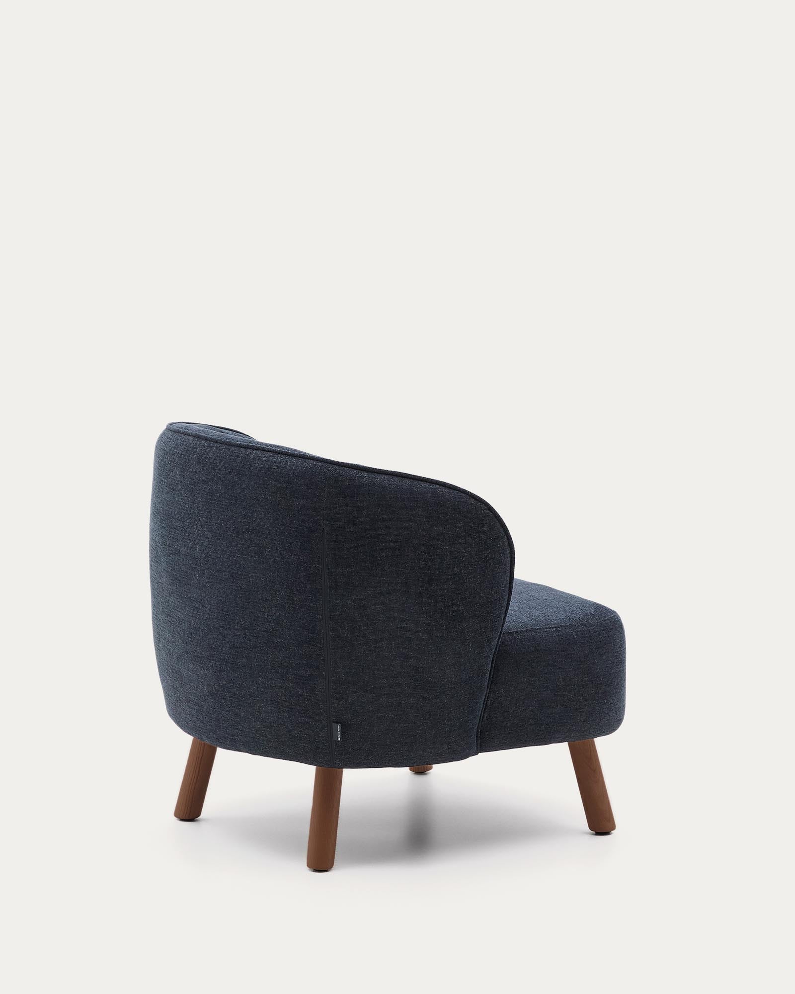 Moderner Sessel Ulit in sanftem Blaugrau aus Chenille, mit robusten Eschenholzbeinen in edlem Nussbaum-Finish, perfekt für jedes Zuhause.