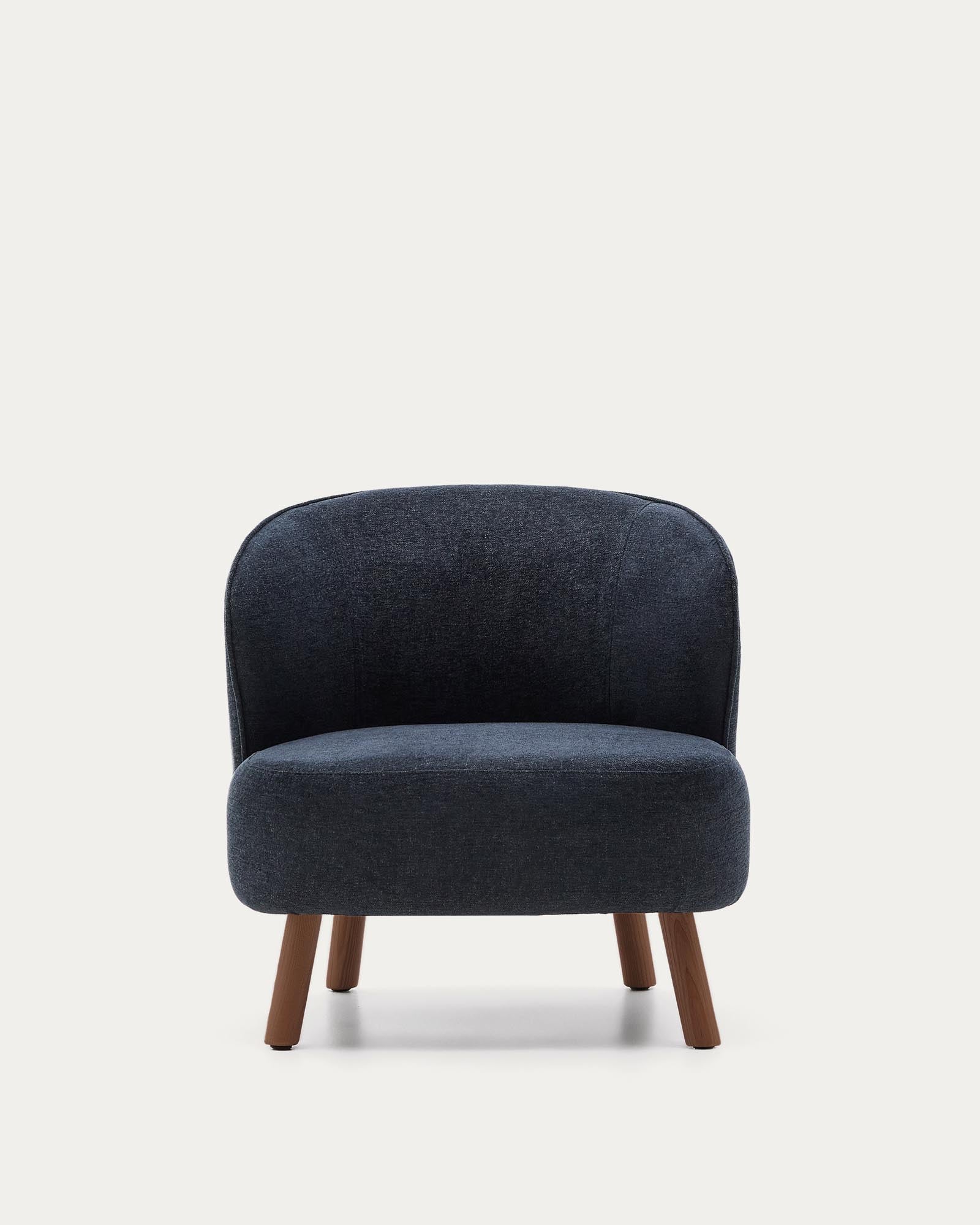 Eleganter Sessel Ulit in blaugrauer Chenille, ausgestattet mit stabilen Eschenholzbeinen in Nussbaum-Finish, ideal für stilvolle Wohnräume.