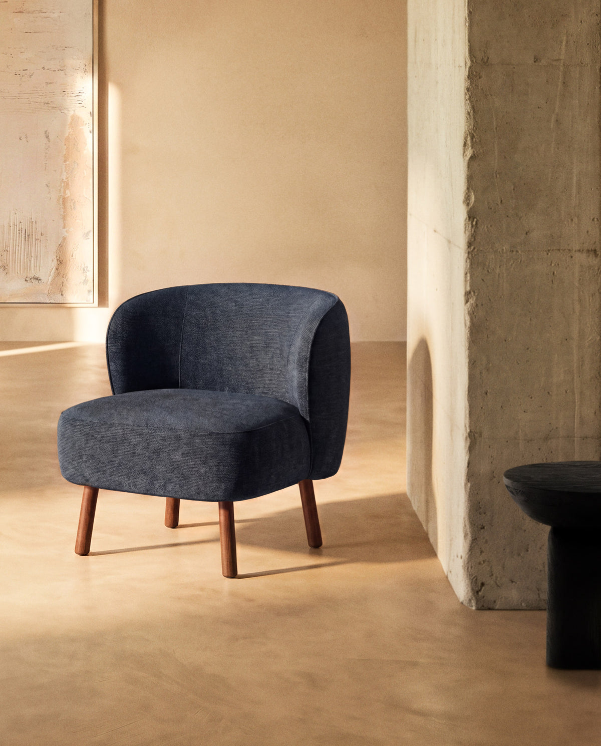 Sessel Ulit aus blaugrauer Chenille mit Beinen aus massivem Eschenholz mit Nussbaum-Finish in Dunkelblau präsentiert im Onlineshop von KAQTU Design AG. Sessel ist von Kave Home