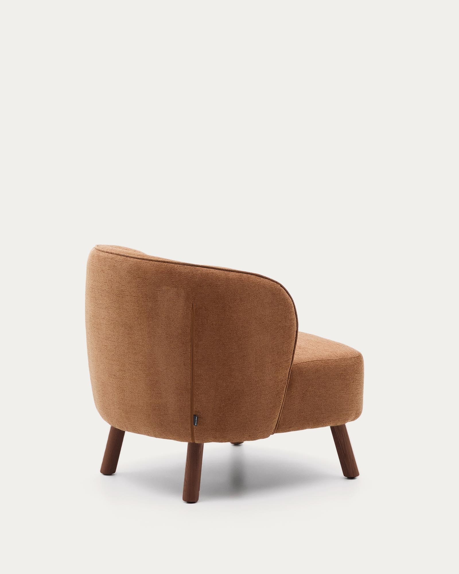 Stylischer Sessel Ulit in terrakottafarbener Chenille, ausgestattet mit robusten Eschenholzbeinen in edlem Nussbaum-Finish.