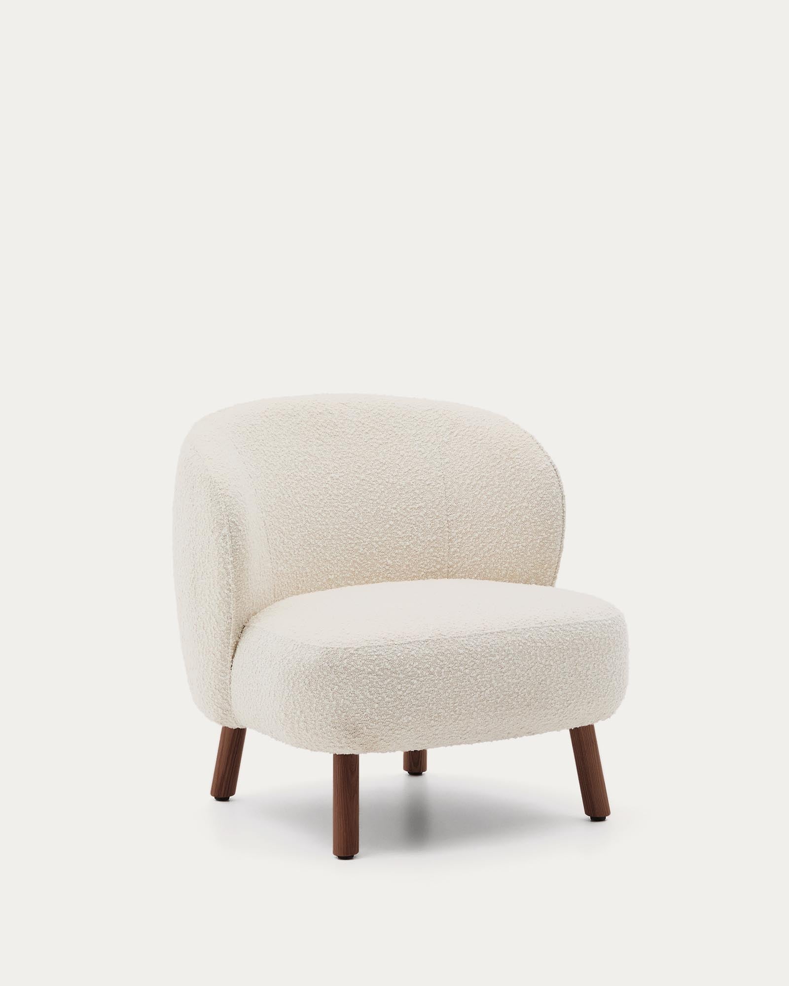 Sessel Ulit aus weissem Lammfellimitat mit Beinen aus massivem Eschenholz mit Nussbaum-Finish in Weiss präsentiert im Onlineshop von KAQTU Design AG. Sessel ist von Kave Home