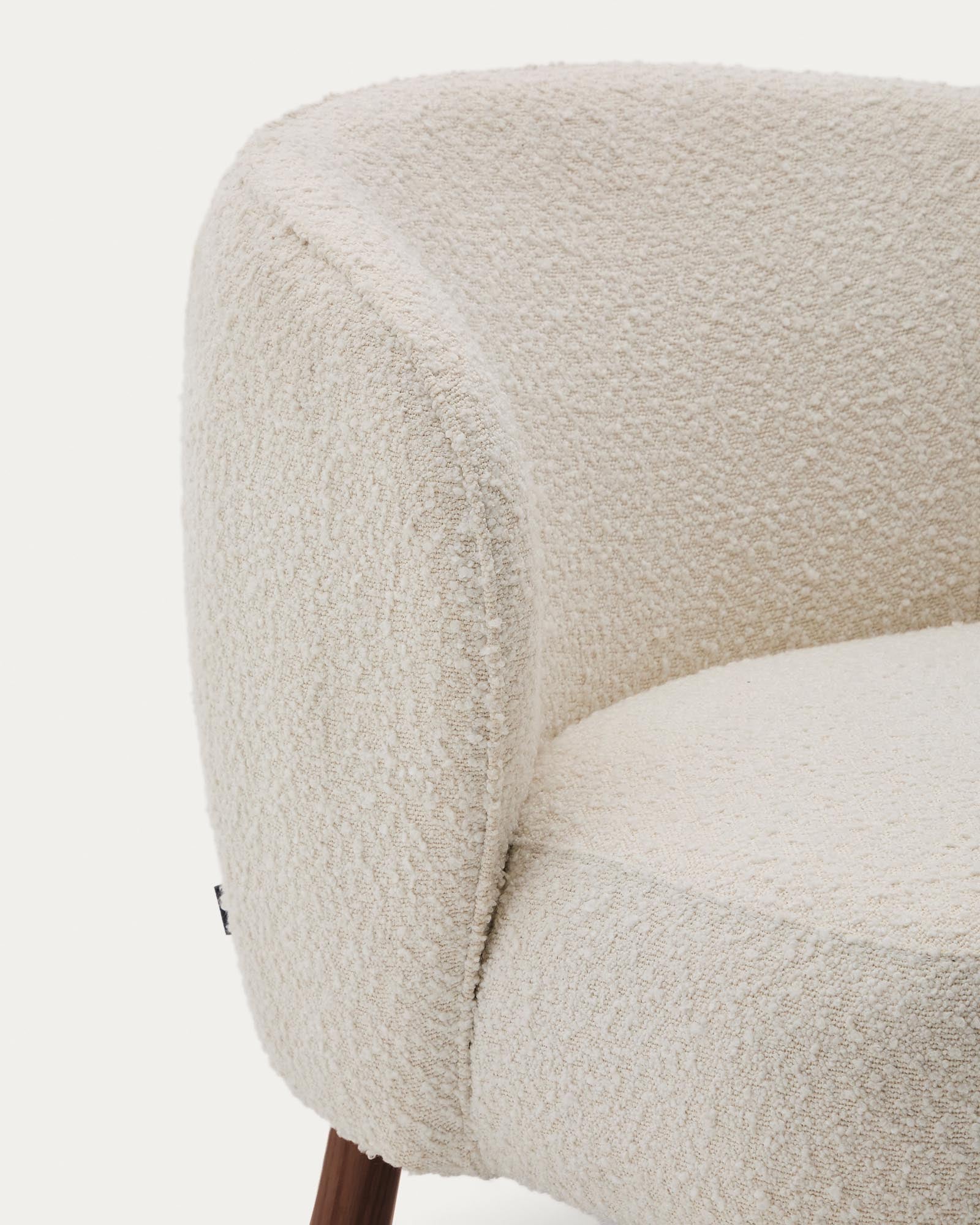 Stilvoller Sessel Ulit aus kuscheligem, weißem Lammfellimitat, mit stabilen Eschenholzbeinen in elegantem Nussbaum-Finish.