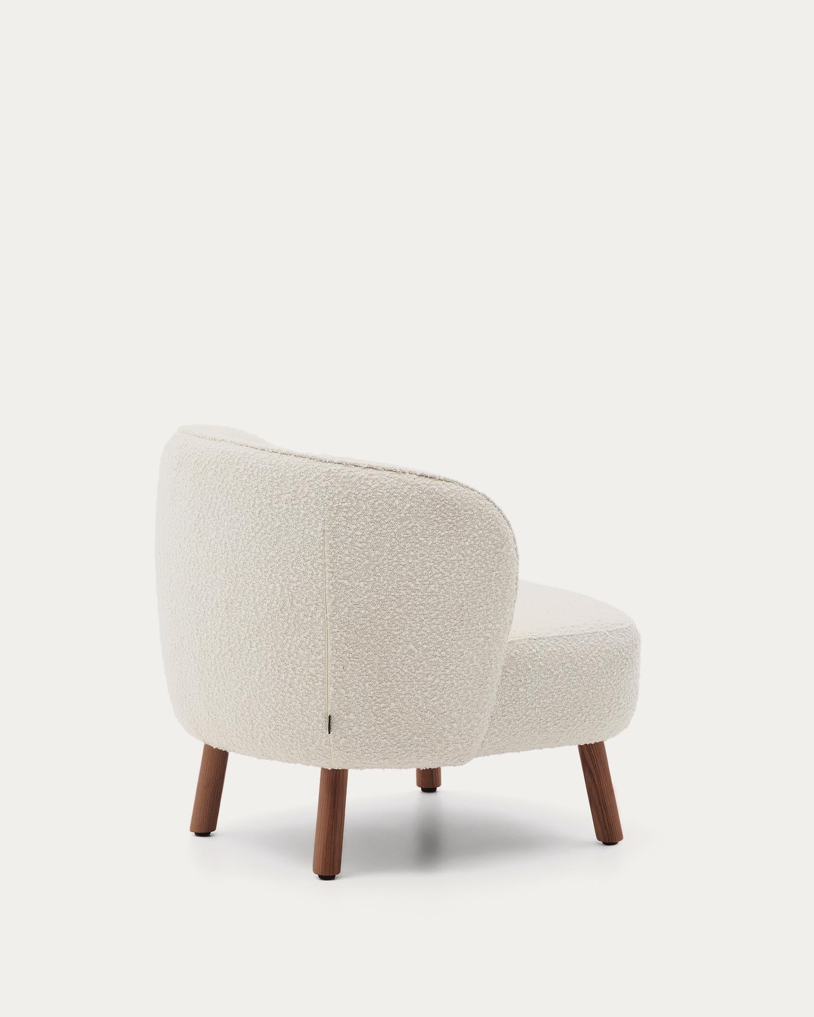 Stilvoller Sessel Ulit aus kuscheligem, weißem Lammfellimitat, mit stabilen Eschenholzbeinen in luxuriösem Nussbaum-Finish.