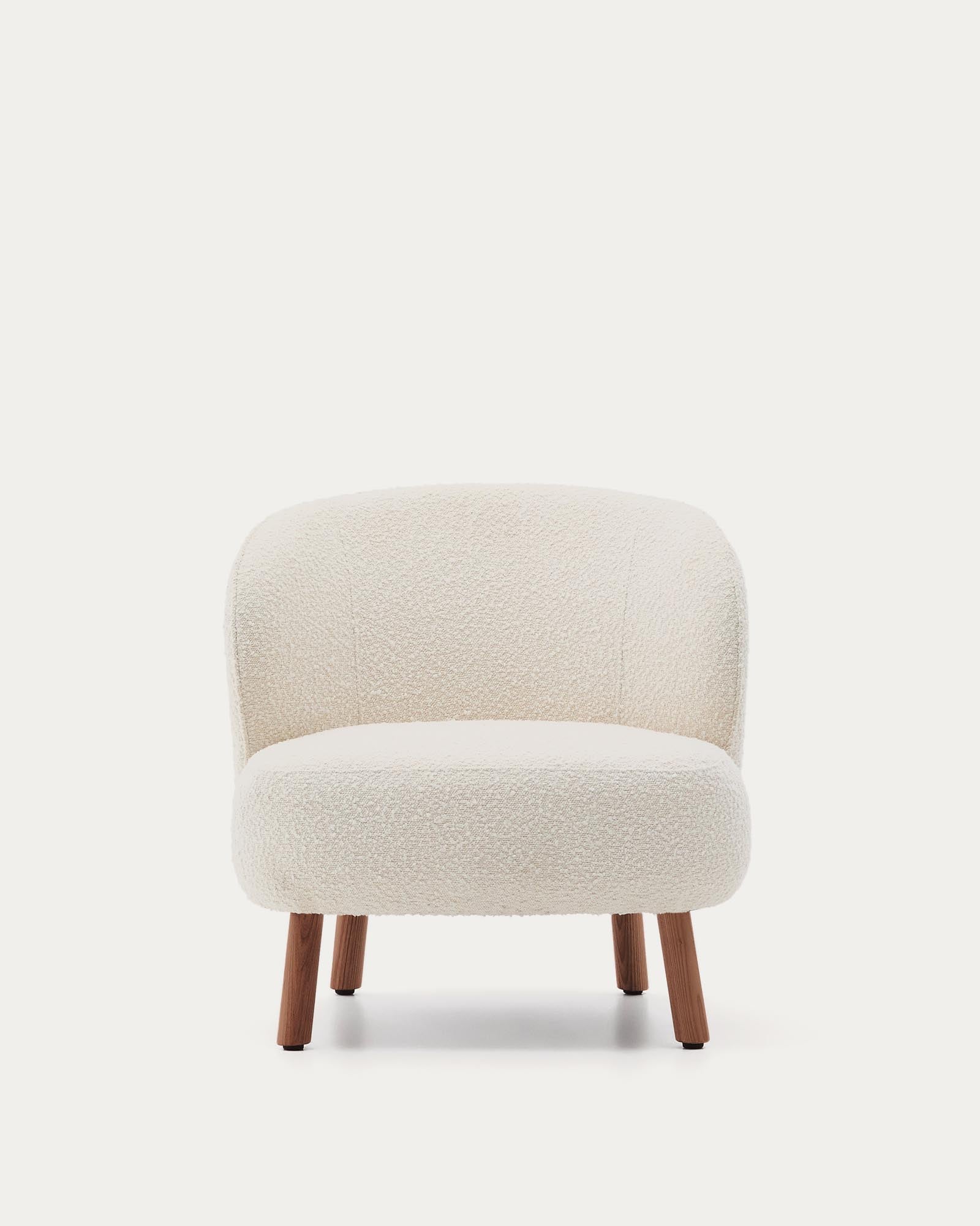 Eleganter Sessel Ulit in weichem, weißem Lammfellimitat, ausgestattet mit robusten Eschenholzbeinen in edlem Nussbaum-Finish.