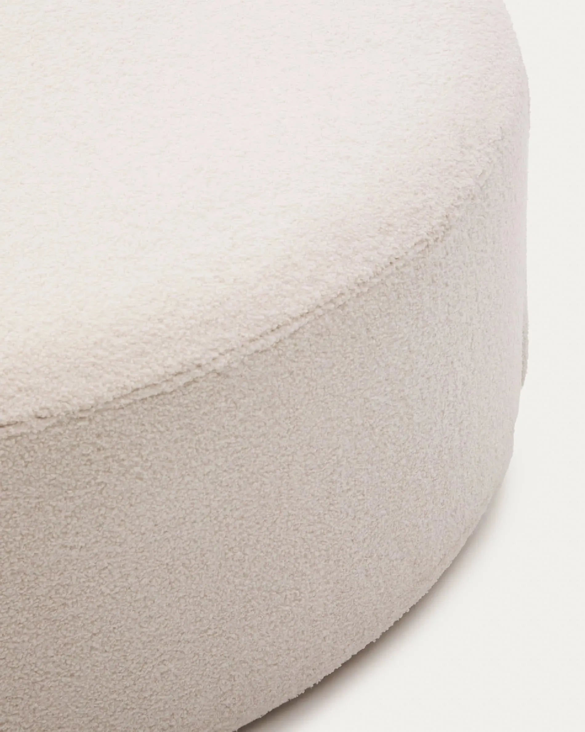 Eleganter Fusshocker Kaeli in Bouclé Écru, Ø 120 cm, mit abnehmbarem Bezug – stilvoller Komfort von Kave Home.