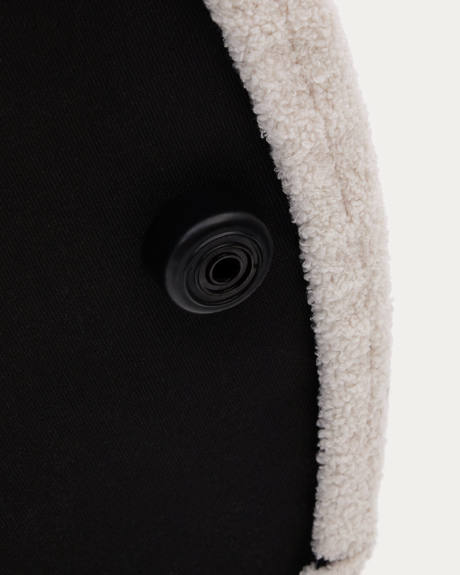 Moderner Fusshocker Kaeli in Bouclé Écru, Ø 120 cm, mit abnehmbarem Bezug – stilvolles Design von Kave Home.