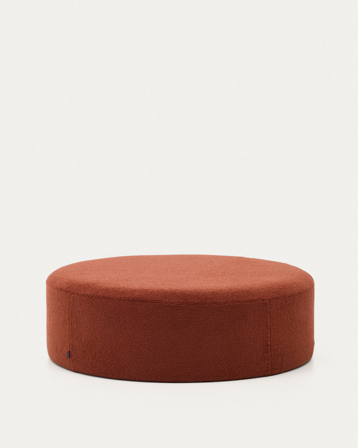 Fusshocker Kaeli mit abnehmbarem Bezug in terrakottafarbenem Bouclé Ø 120 cm in Terrakotta präsentiert im Onlineshop von KAQTU Design AG. Pouf ist von Kave Home