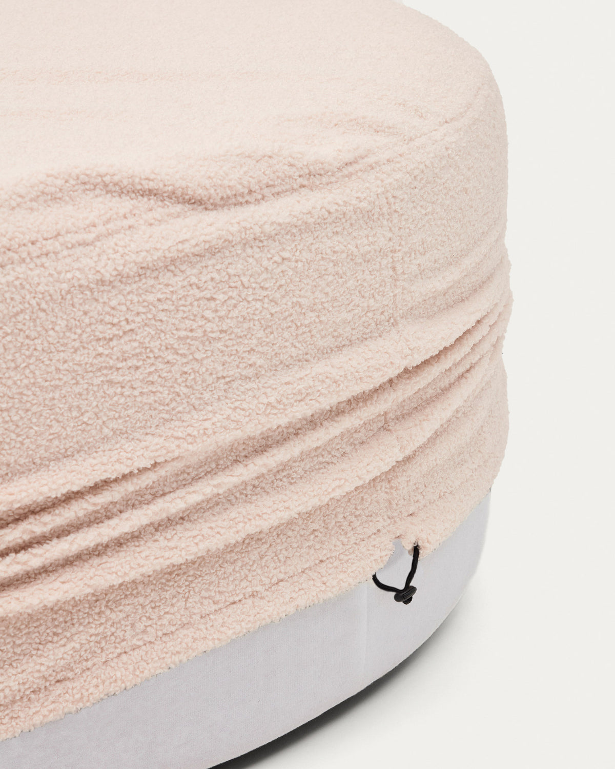 Fusshocker Kaeli mit abnehmbarem Bezug in rosa Bouclé Ø 120 cm in Rosa präsentiert im Onlineshop von KAQTU Design AG. Ottoman ist von Kave Home