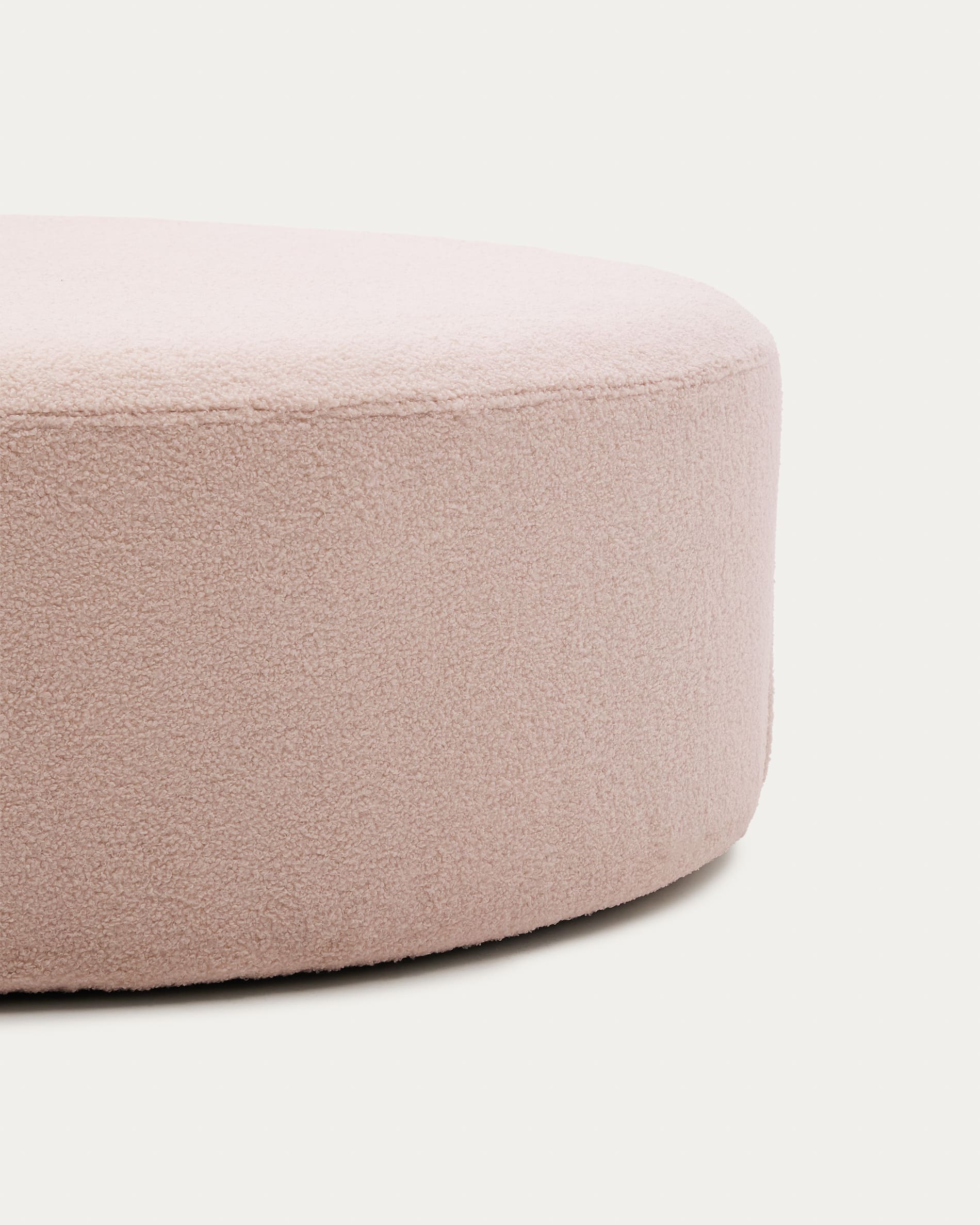 Eleganter rosa Bouclé-Fusshocker Kaeli von Kave Home, Ø 120 cm, mit abnehmbarem Bezug, ideal für stilvolle Wohnräume.