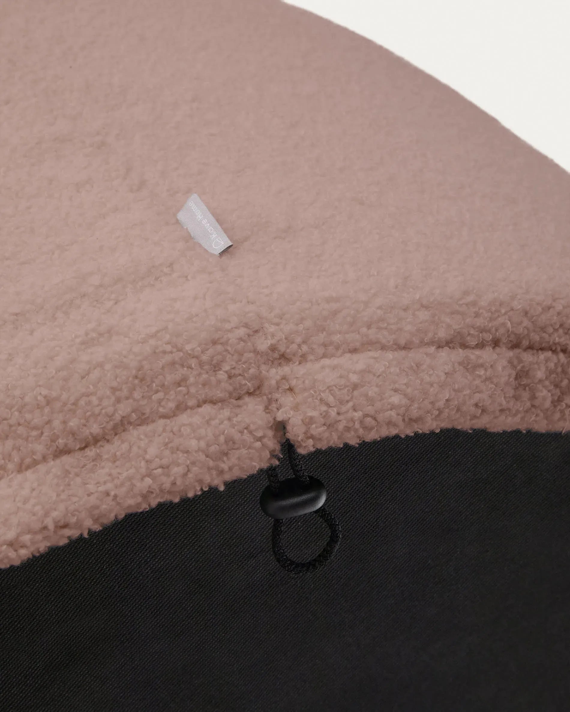 Eleganter rosa Bouclé-Fusshocker Kaeli von Kave Home, Ø 120 cm, mit abnehmbarem Bezug, ideal für stilvolle Wohnräume.