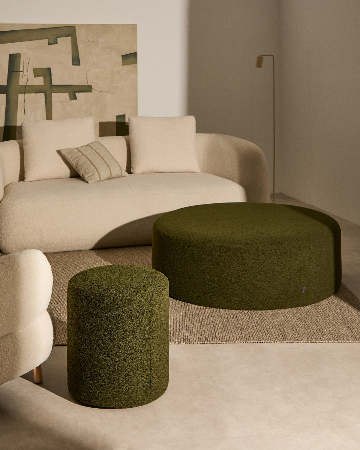 Bezug für Fusshocker Kaeli in grünem Bouclé Ø 43 cm in Grün präsentiert im Onlineshop von KAQTU Design AG. Ottoman-Zubehör ist von Kave Home