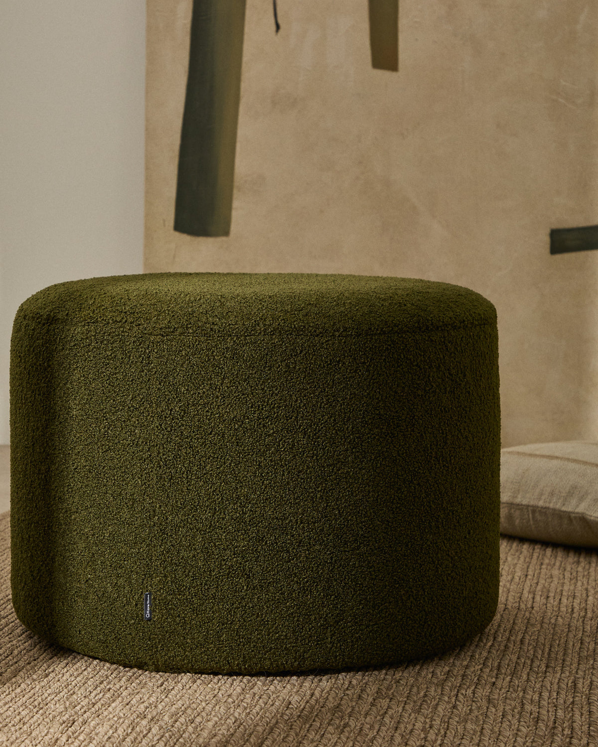 Bezug für Fusshocker Kaeli in grünem Bouclé Ø 60 cm in Grün präsentiert im Onlineshop von KAQTU Design AG. Ottoman-Zubehör ist von Kave Home