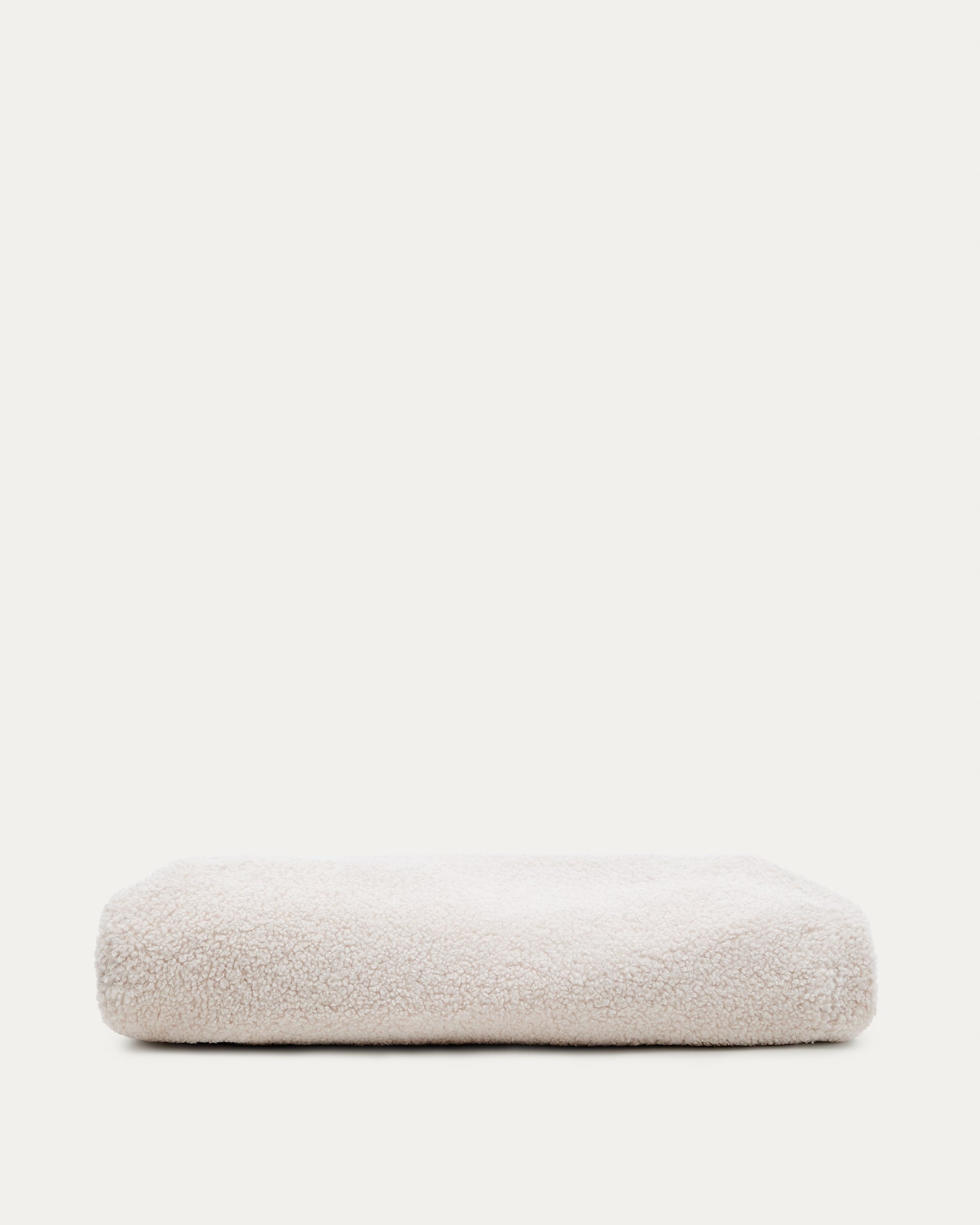 Eleganter Bouclé-Bezug in Écru für den Kaeli-Fußhocker, Ø 60 cm, aus recyceltem Polyester, stilvoll und nachhaltig.