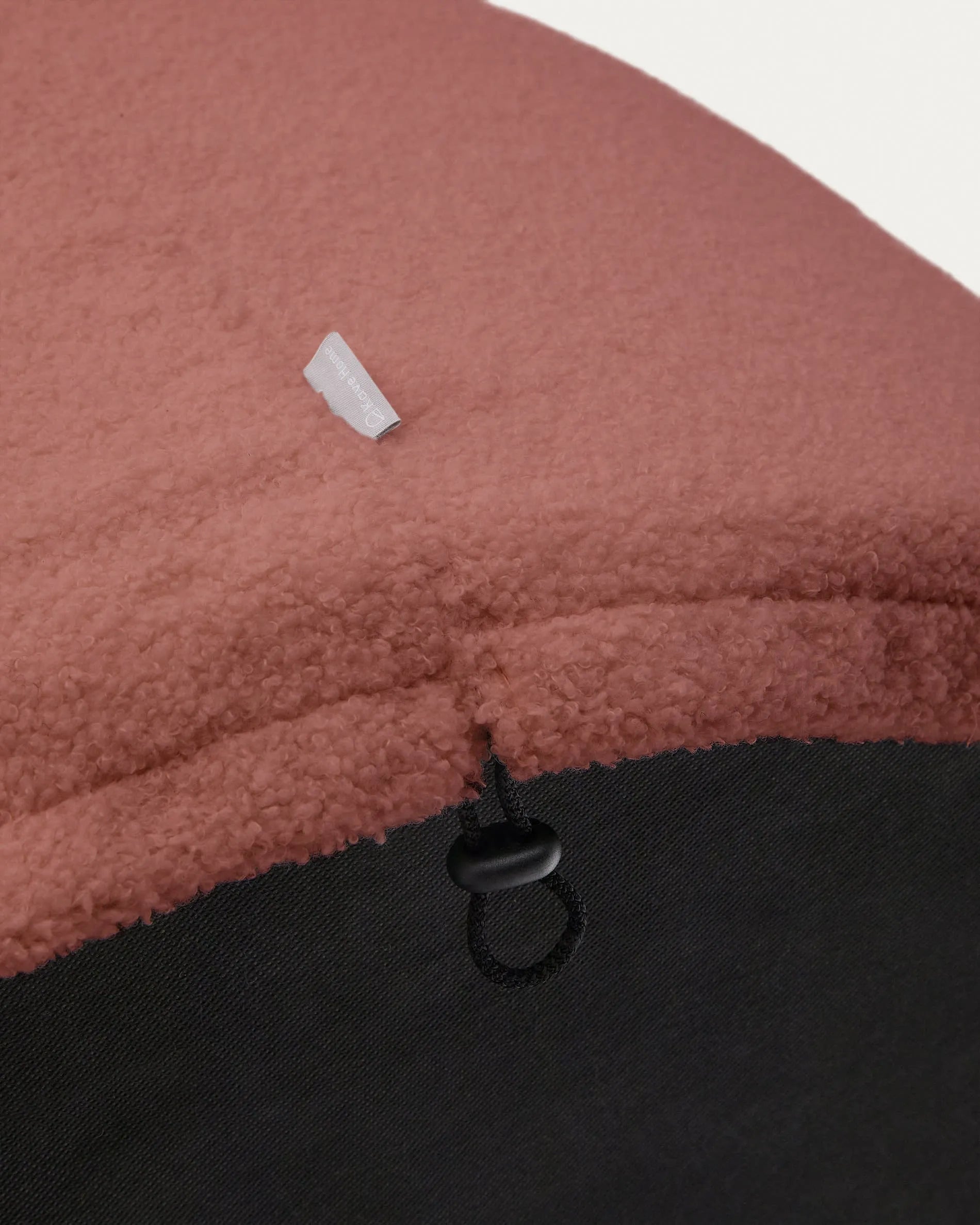 Bouclé-Bezug in Terrakotta für Kaeli-Fusshocker, Ø 60 cm, von Kave Home. Elegantes Design für Komfort und Stil.