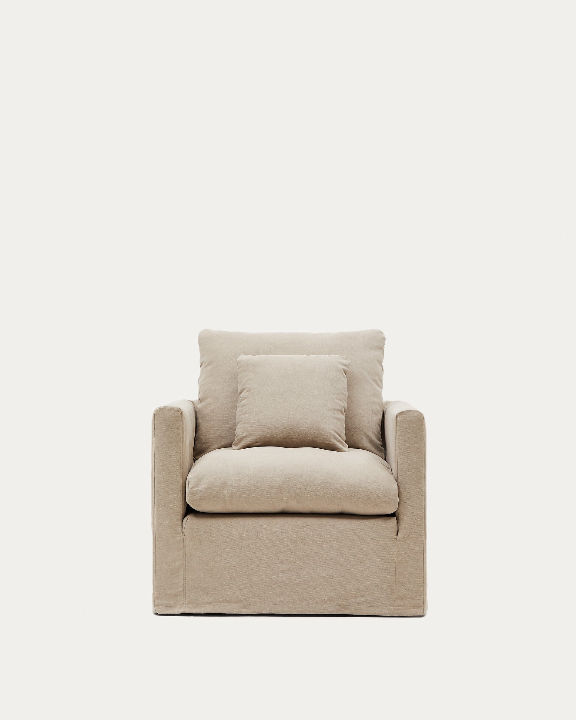 Eleganter Nora Sessel von Kave Home, 92 cm, mit abziehbarem Leinen-Baumwoll-Kissenbezug in Taupe, ideal für stilvolle Räume.