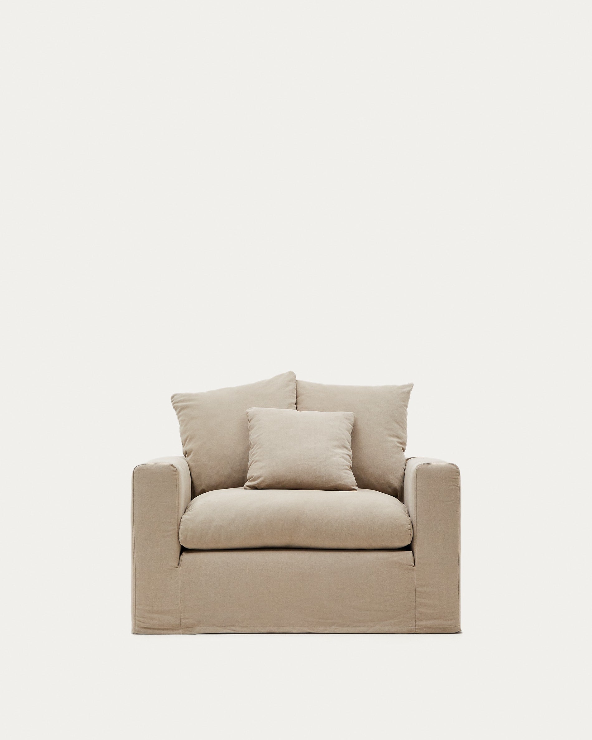 Eleganter Nora Sessel von Kave Home, 140 cm, mit abziehbarem Leinen-Baumwoll-Kissenbezug in Taupe, ideal für stilvolle Räume.