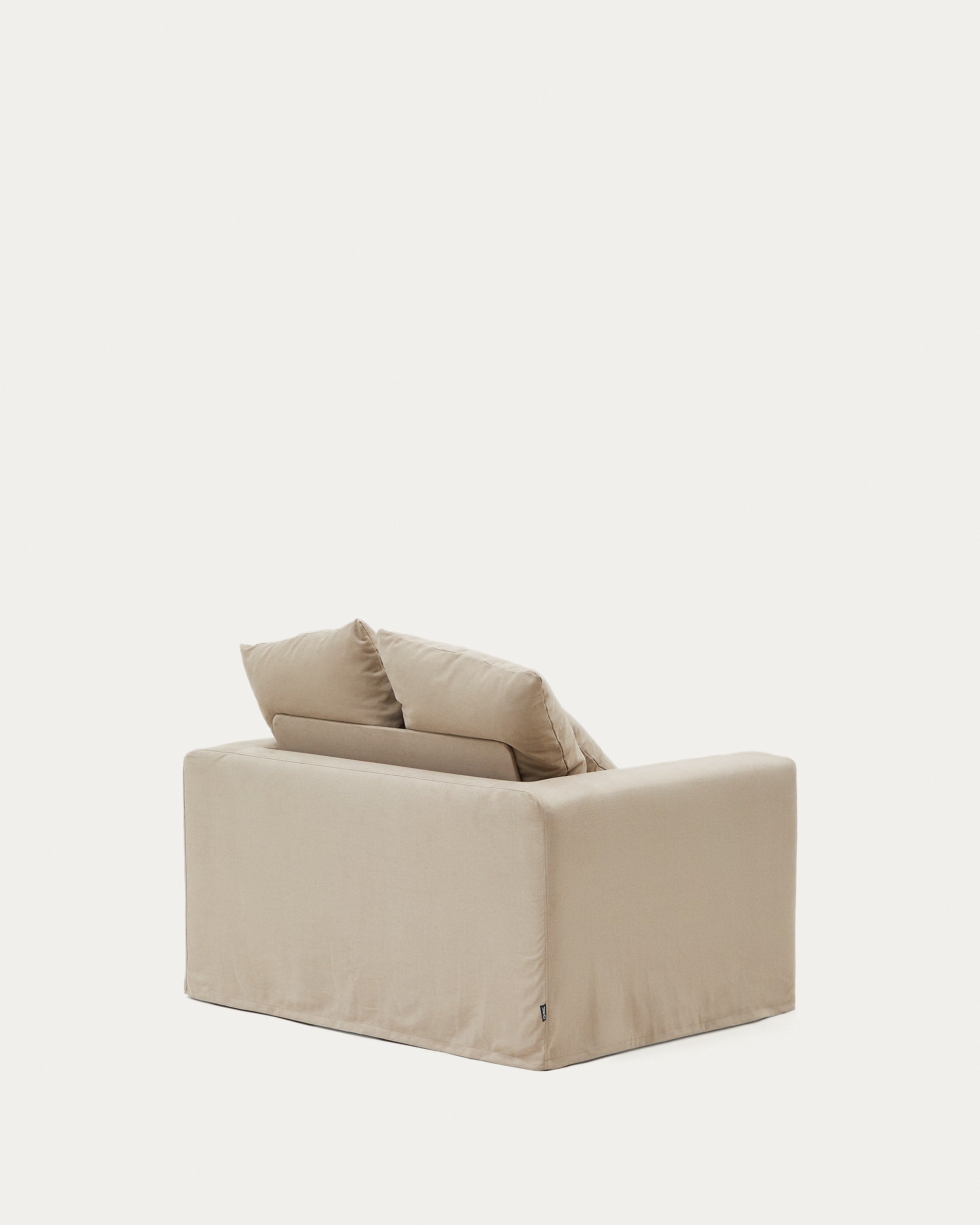 Eleganter Nora Sessel von Kave Home, 140 cm, mit abziehbarem Leinen-Baumwoll-Kissenbezug in Taupe, ideal für stilvolle Räume.