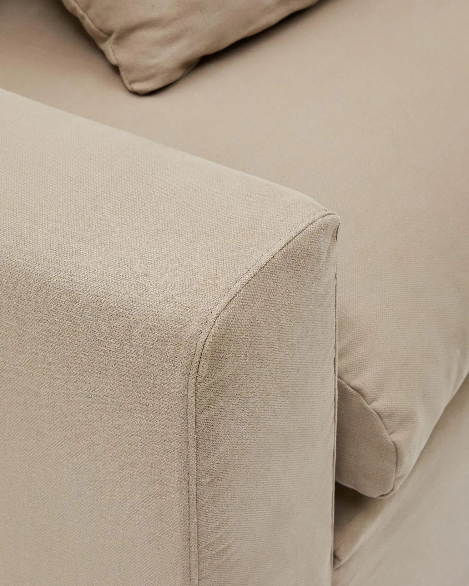 Nora Sessel von Kave Home, 140 cm, mit abziehbarem Kissenbezug aus Leinen und Baumwolle in Taupe, perfekt für modernes Wohnen.