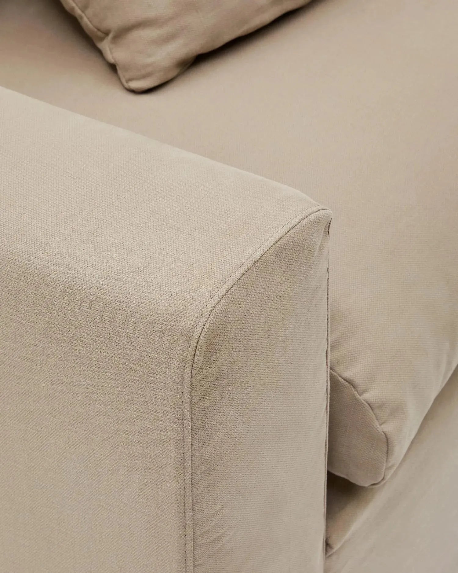 Eleganter Nora Sessel von Kave Home, 140 cm, mit abziehbarem Leinen-Baumwoll-Kissenbezug in Taupe, ideal für stilvolle Räume.