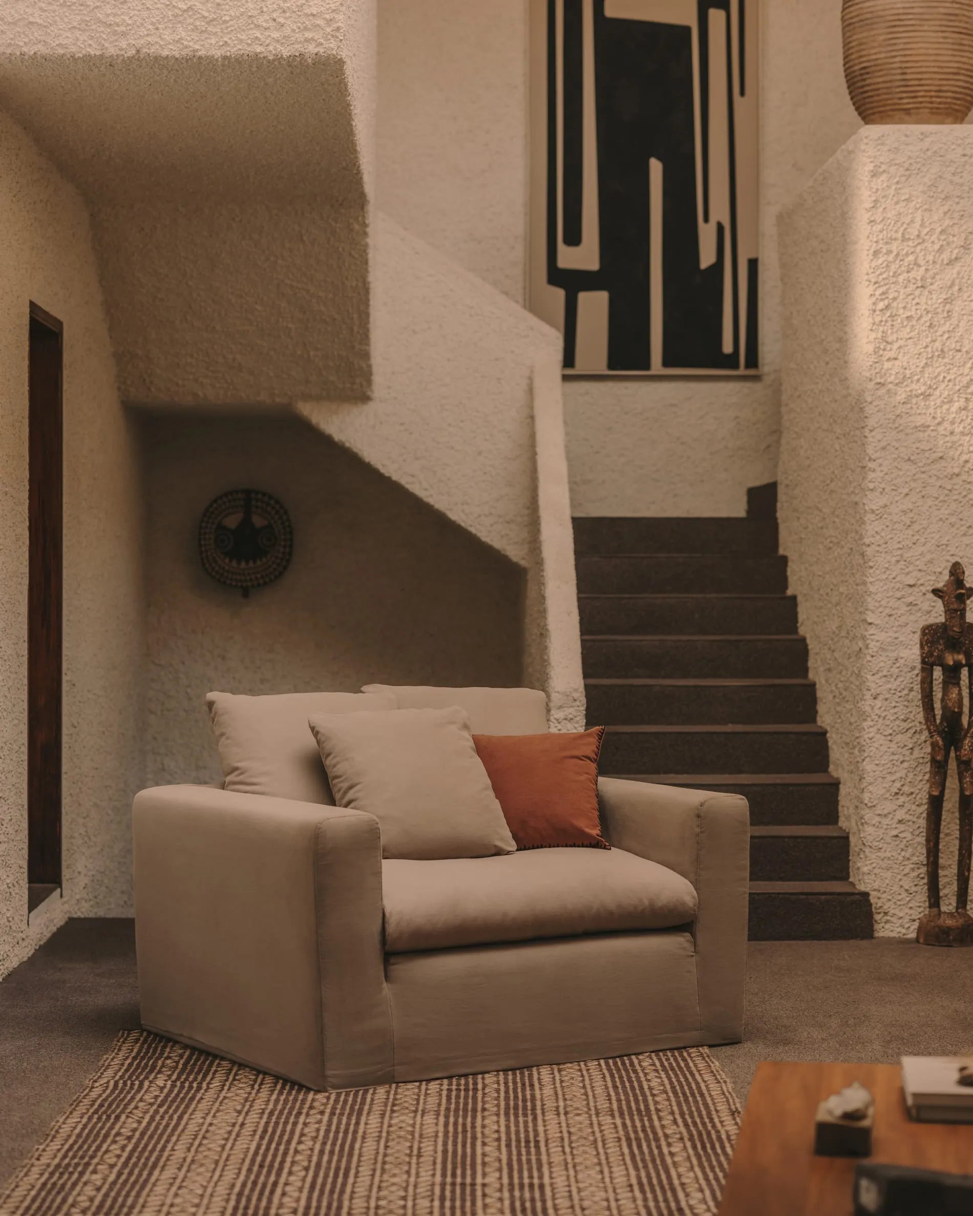 Nora Sessel von Kave Home, 140 cm, mit abziehbarem Kissenbezug aus Leinen und Baumwolle in Taupe, perfekt für modernes Wohnen.